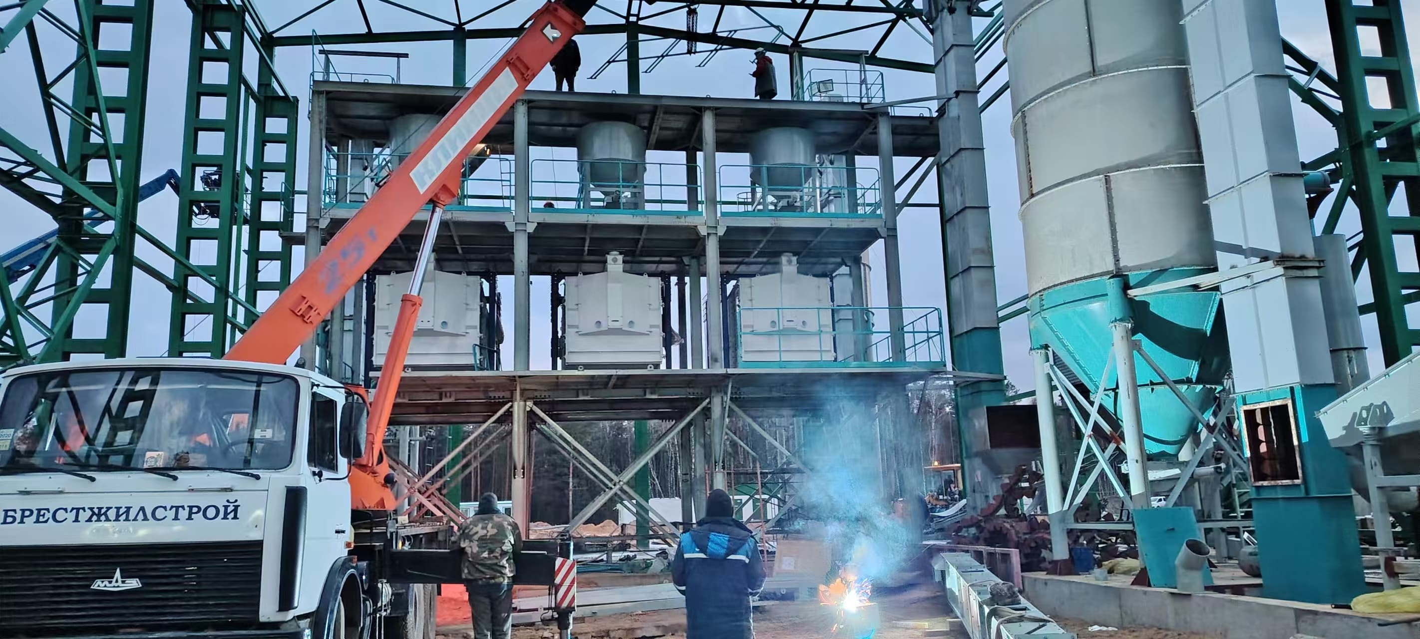 Installation site of dry-mixed mortar production line 